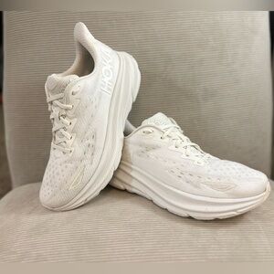 Hoka Women's Clifton 9 white - size 9B